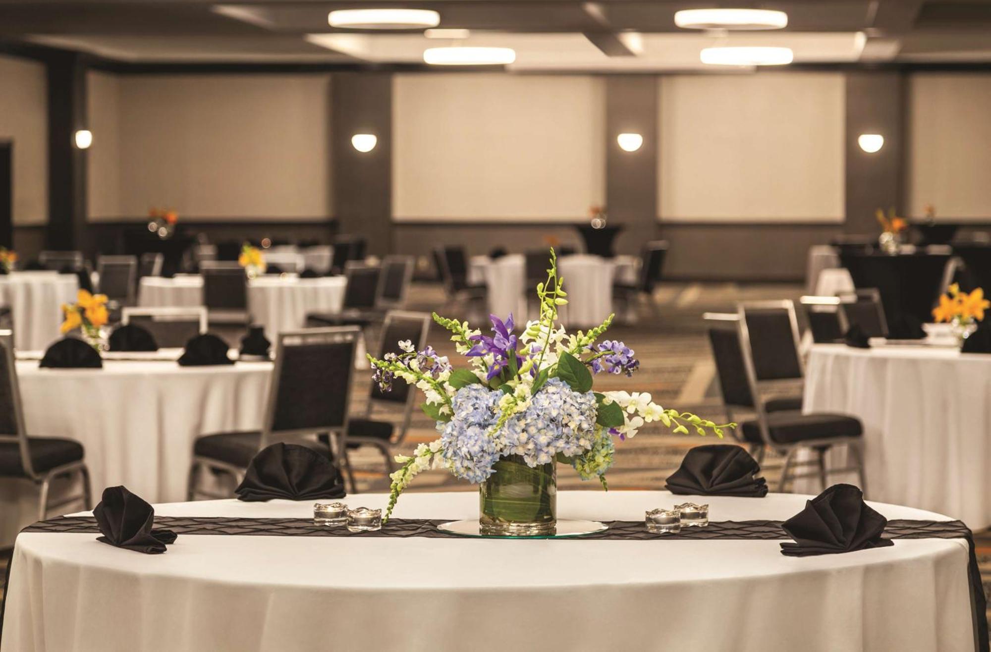 Hilton Knoxville Airport Алкоа Экстерьер фото
